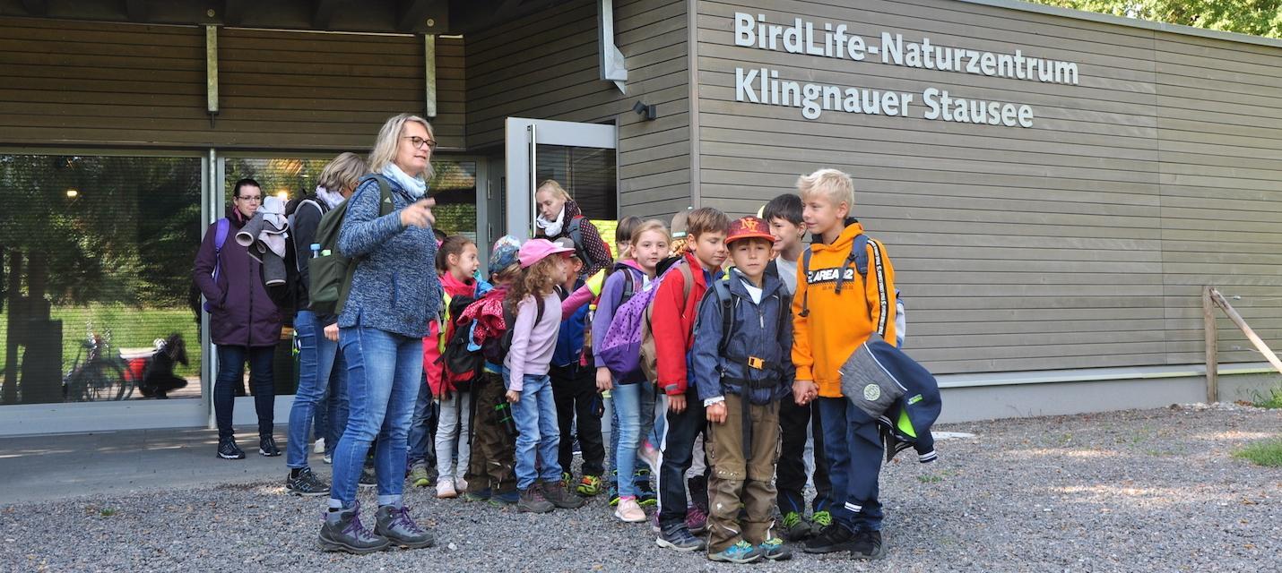 Schulklasse vor Naturzentrum