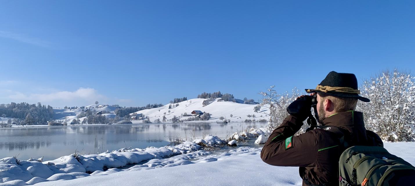 Ranger beobachtet im Schnee