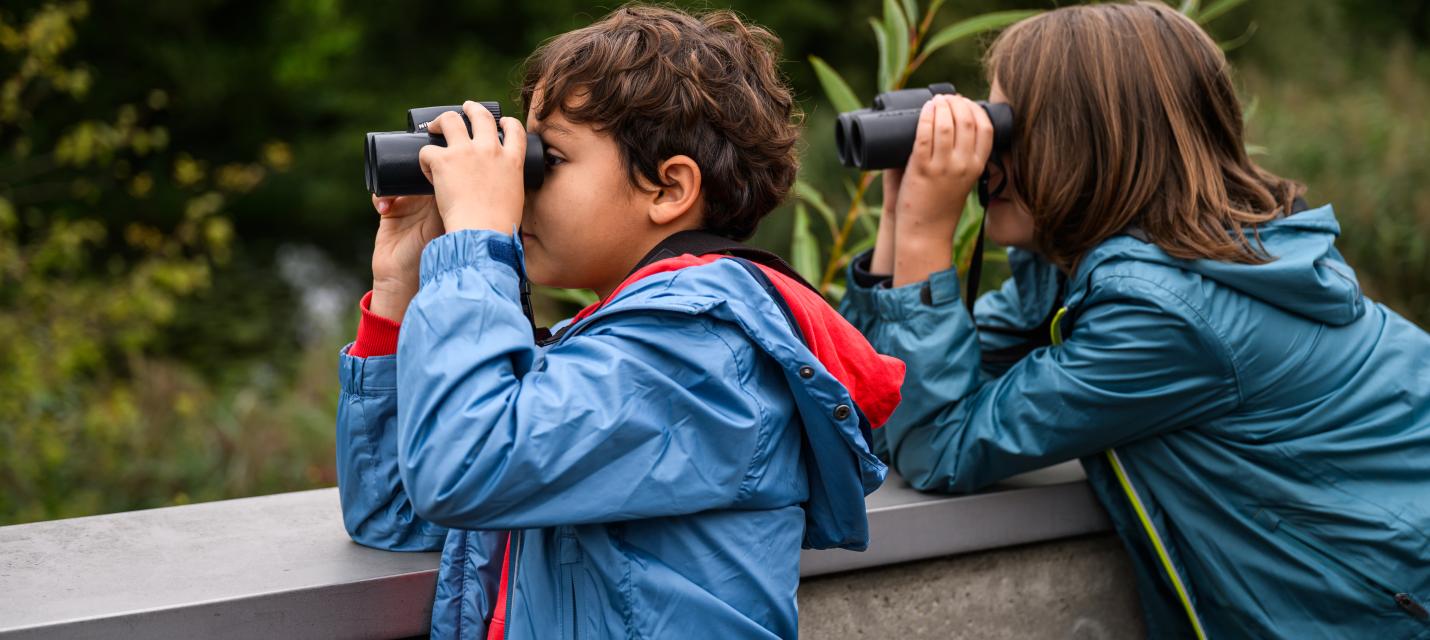 Kind mit Feldstecher